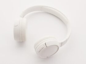 Persona usando audífonos inalámbricos escuchando música
