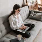 Escritorio de home office con gadgets y accesorios tecnológicos