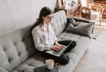 Escritorio de home office con gadgets y accesorios tecnológicos