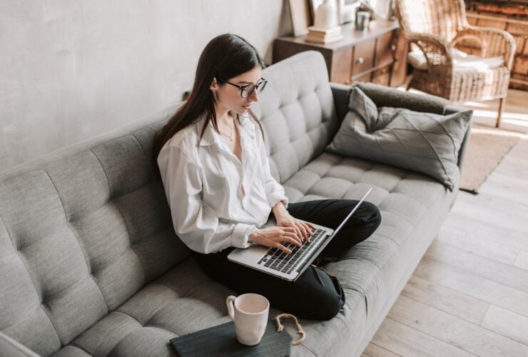 Escritorio de home office con gadgets y accesorios tecnológicos