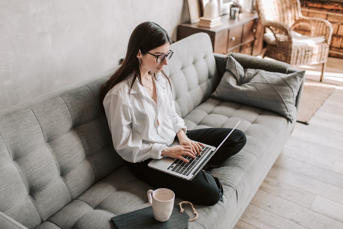 Escritorio de home office con gadgets y accesorios tecnológicos