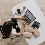 Persona trabajando remotamente desde casa con laptop