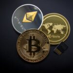 Moneda de Bitcoin representando inversión en criptomonedas