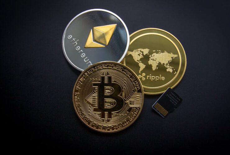 Moneda de Bitcoin representando inversión en criptomonedas