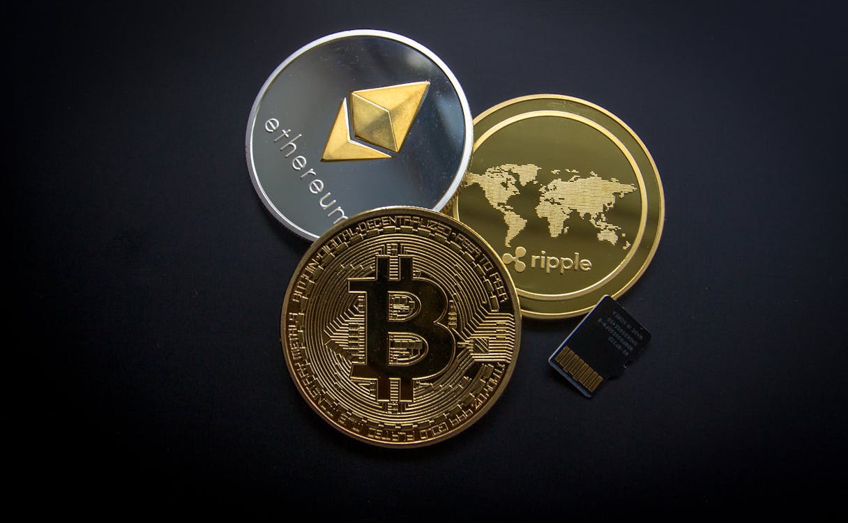 Moneda de Bitcoin representando inversión en criptomonedas